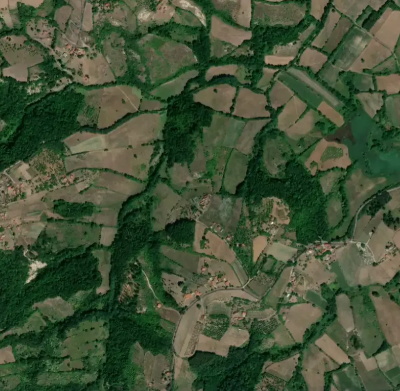 Pogled iz vazduha na mapu arene za igru potere na otvorenom sa pozicijama igrača
